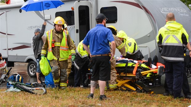 Accident entre un cycliste et une camionnette à Rivière-du-Loup