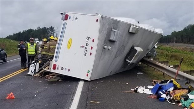 Une roulotte se renverse sur la route 185 