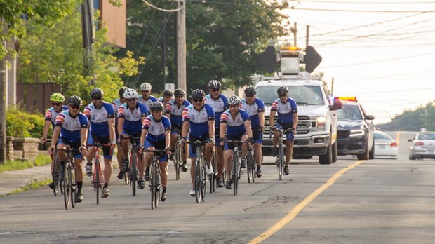 Des policiers du SPVM à vélo pour la bonne cause 