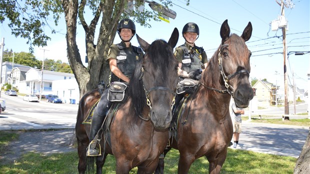 Deux policières patrouillent à cheval dans Rivière-du-Loup