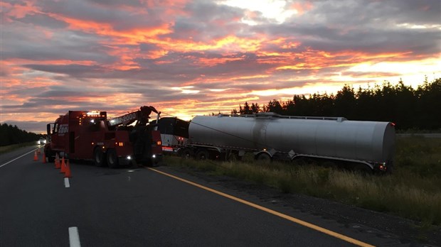 Un poids lourd fait une sortie de route sur l’autoroute 20