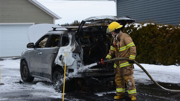 Un véhicule s'enflamme sur la rue des Plateaux à Rivière-du-Loup