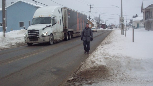 Le trottoir n’est pas déblayé sur la route 132 à Saint-Simon