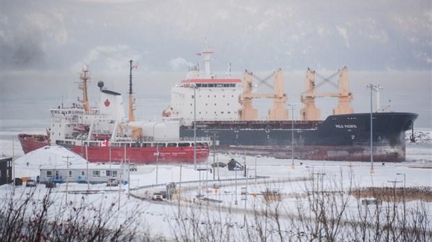 Le brise-glace Pierre Radisson vient en aide à un cargo au port de Gros-Cacouna