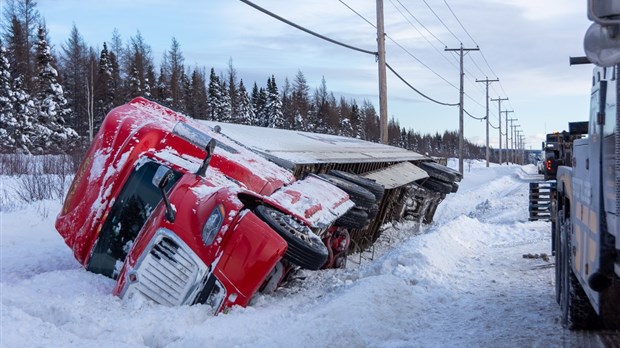 Deux poids lourds se renversent à 5 minutes d’intervalle 
