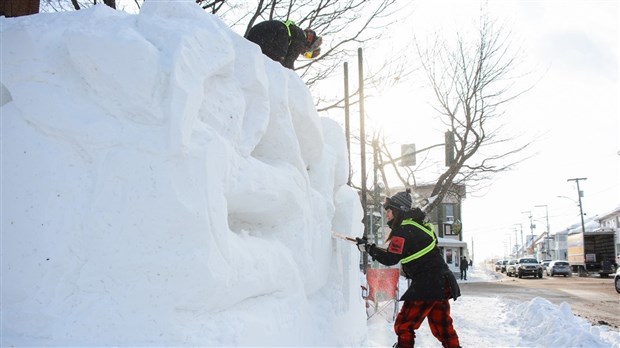 Un centre-ville animé avec le Concours intercollégial de sculpture sur neige