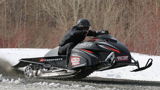 Une course d’accélération de motoneige à Lac-des-Aigles