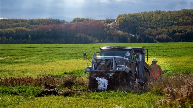 Sortie de route d’un camion lourd à Saint-Éloi 