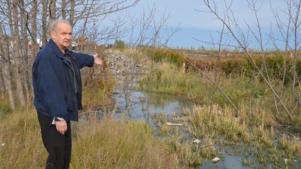 Le fossé de ligne bouché, l’eau s’accumule sur son terrain
