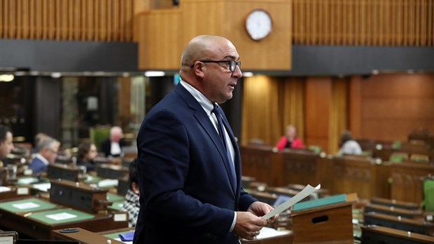 Le député Bernard Généreux dépose la pétition e-2943 en appui aux ostéopathes du Québec