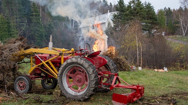 Des flammes font craindre le pire à Notre-Dame-du-Portage