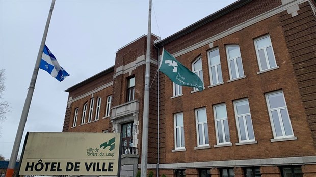 Rivière-du-Loup met son drapeau en berne