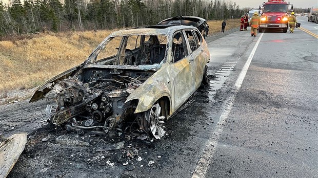 Un véhicule s’enflamme sur l’autoroute 20 