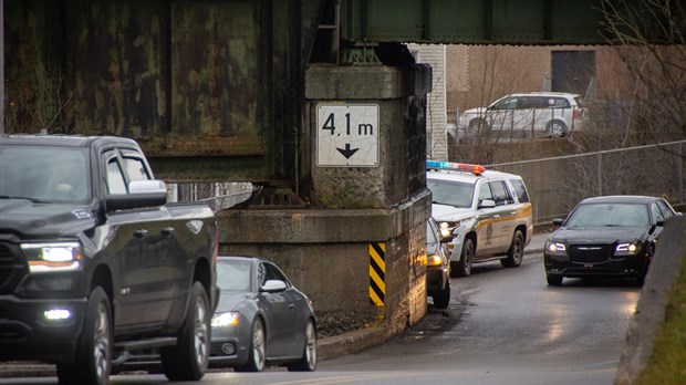 Collision contre la structure du pont ferroviaire à Rivière-du-Loup 