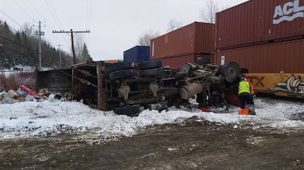 Collision entre un train et un camion à ordures à Rivière-Bleue 