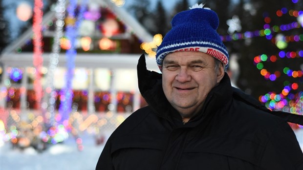 Serge Boulet remet 9 000 $ pour la cause du cancer grâce à ses décorations de Noël