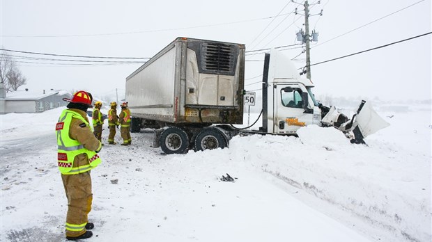 Collision entre deux poids lourds sur la route 289