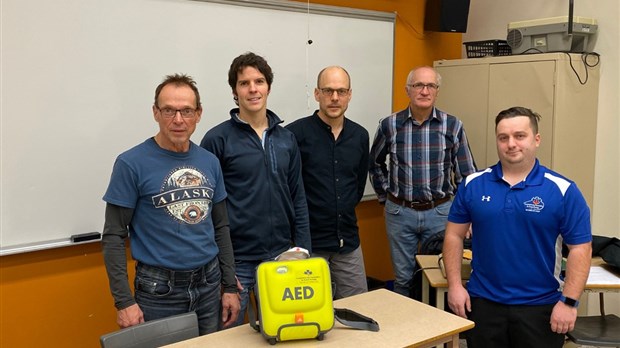 Un défibrillateur cardiaque pour le Club Amiski 