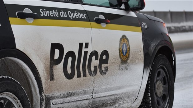 Un homme arrêté sur la route 185 
