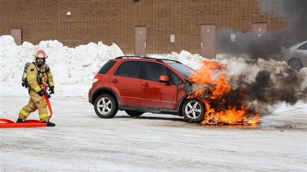 Un véhicule prend feu près du Centre commercial de Rivière-du-Loup
