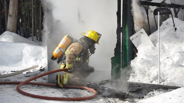 Un garage est la proie des flammes