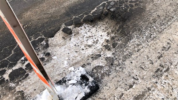 Un nid-de-poule fait des ravages à Saint-Clément 