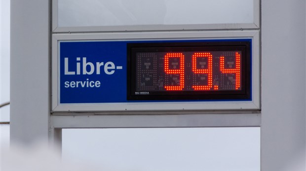 Le litre d’essence sous la barre du dollar, mais toujours plus cher 