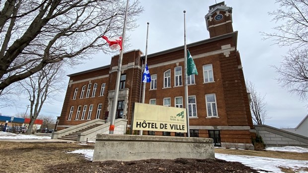 Rivière-du-Loup met son drapeau en berne