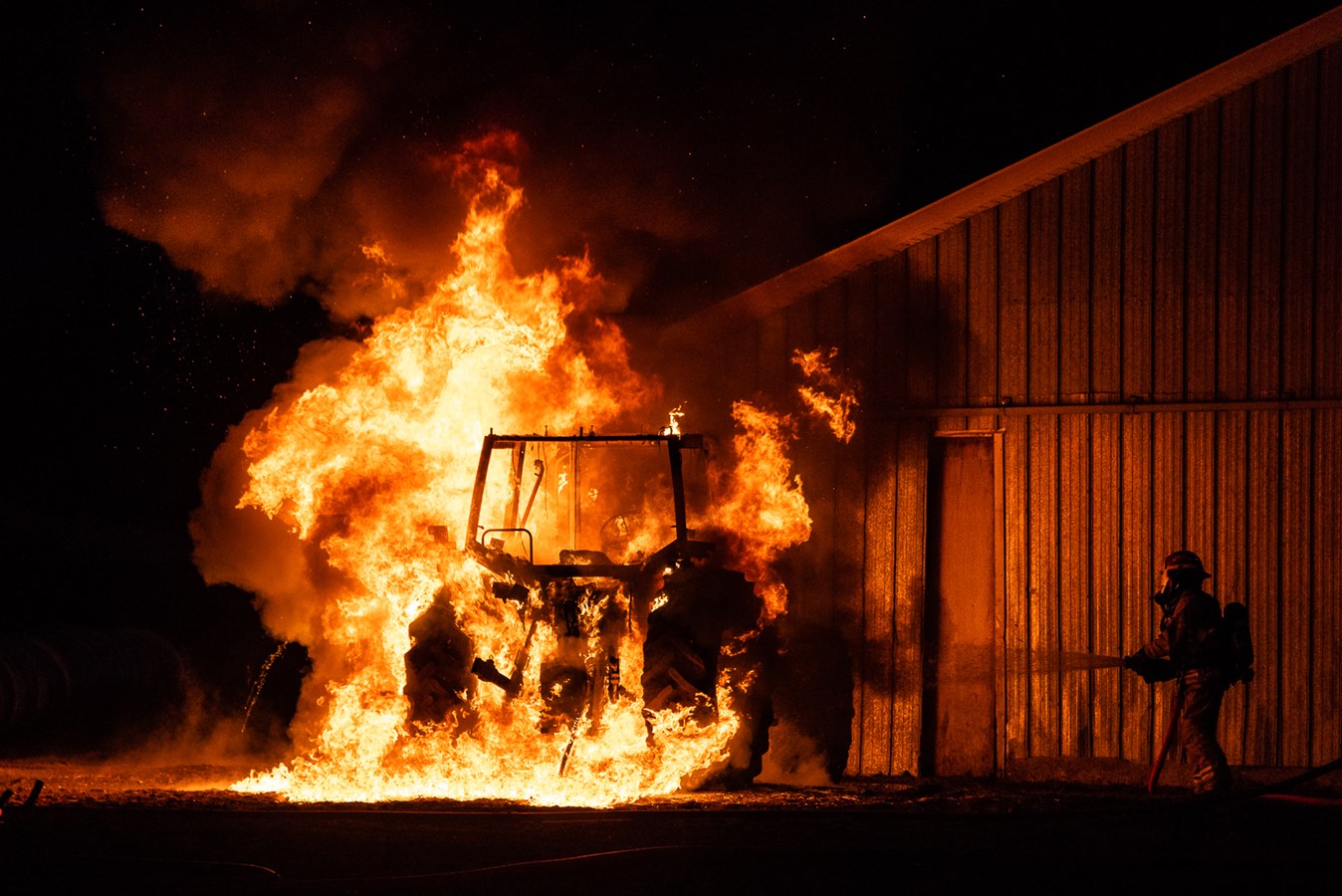 Un tracteur en feu fait craindre le pire