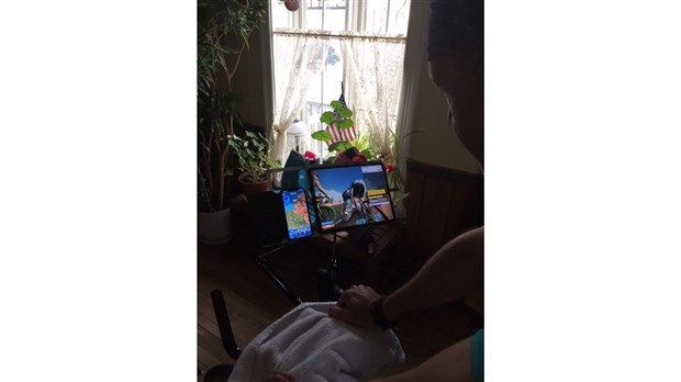 Deux triathlètes participent à une compétition virtuelle 