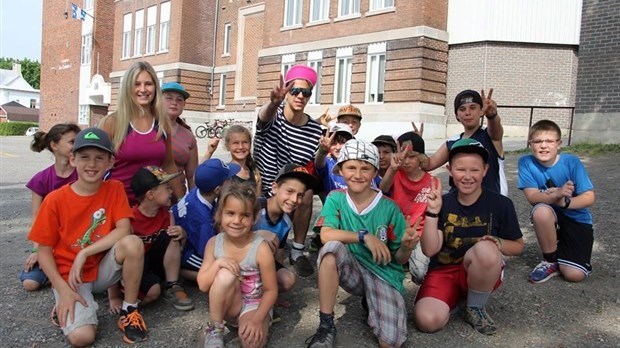 Les jeunes et les parents en attente pour les camps de jour