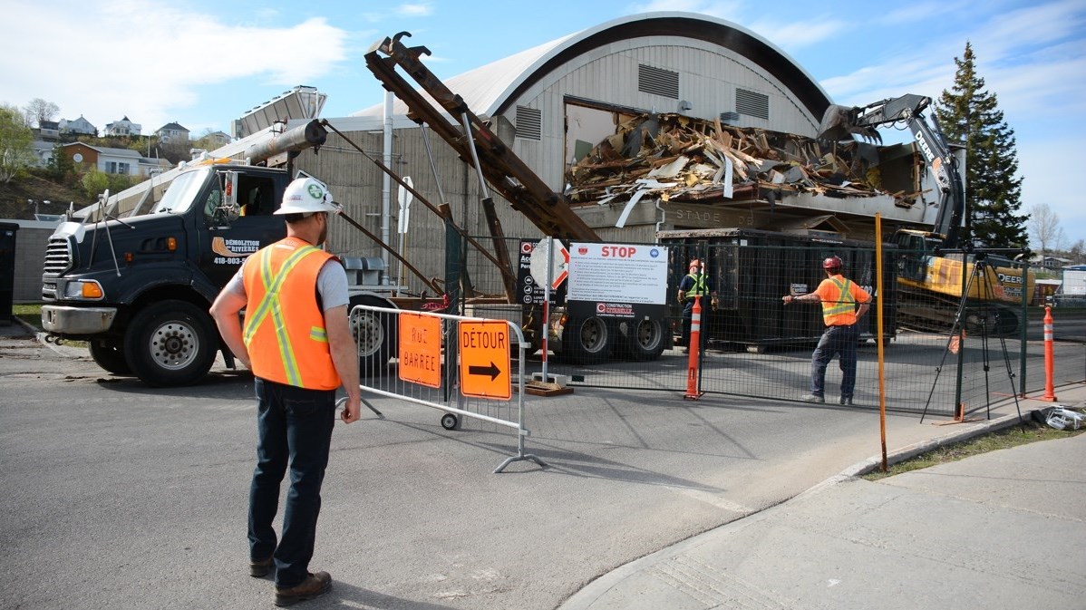 https://www.infodimanche.com/upload/www.infodimanche.com/evenements/2020/5/394387/demolition-de-lannexe-du-stade-de-la-cite-des-jeunes-132348854245130255.jpg