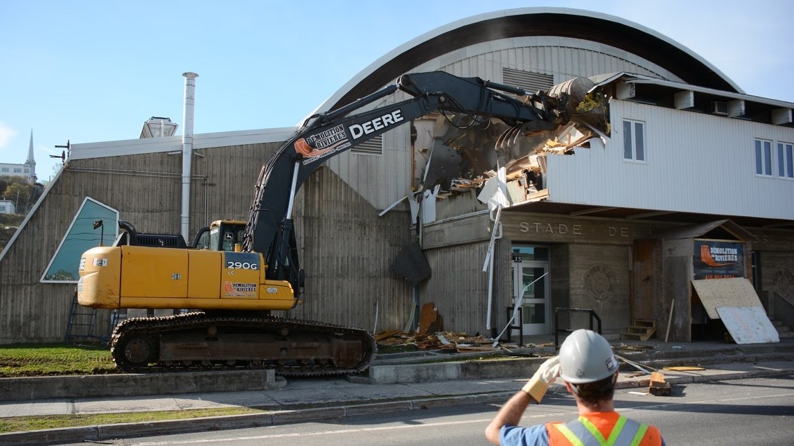 https://www.infodimanche.com/upload/www.infodimanche.com/evenements/2020/5/394387/demolition-de-lannexe-du-stade-de-la-cite-des-jeunes-132348854255599166.jpg