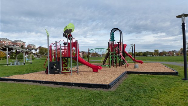 Les modules de jeux et les balançoires des parcs de Rivière-du-Loup maintenant accessibles à la population