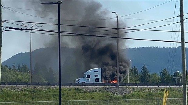 Un poids lourd prend feu à Témiscouata-sur-le-Lac