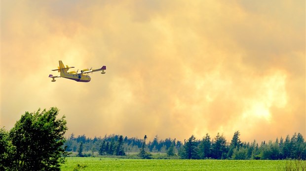 Spectaculaire incendie aux Tourbières Lambert