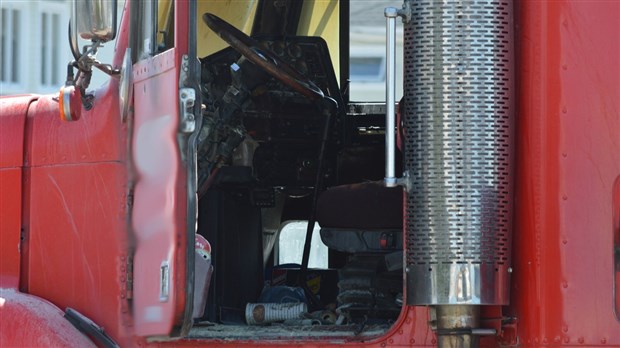 Feu dans un camion semi-remorque à Rivière-du-Loup