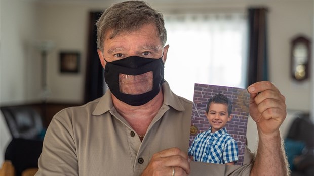 Un masque avec une fenêtre pour son petit-fils malentendant