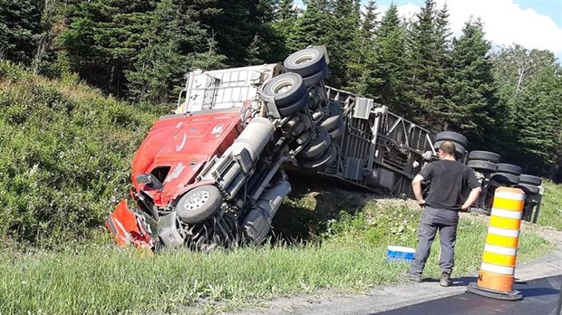 Un poids lourd se renverse à Saint-Honoré