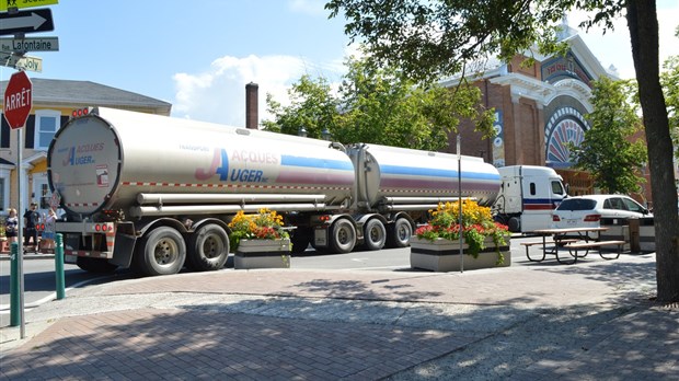 Circulation bloquée par un camion à l’intersection Joly et Lafontaine à Rivière-du-Loup