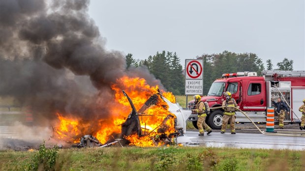  Une roulotte s'enflamme sur l'autoroute 20
