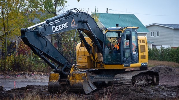 Début des travaux de décontamination sur le terrain de la future caserne incendie de Rivière-du-Loup