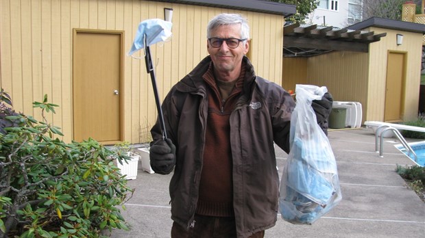 Un homme ramasse 57 masques jetables lors d'une marche à Rivière-du-Loup