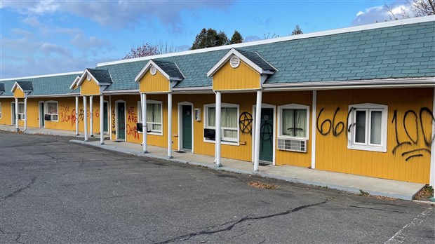 Des graffitis sataniques sur le Motel Côté de Rivière-du-Loup