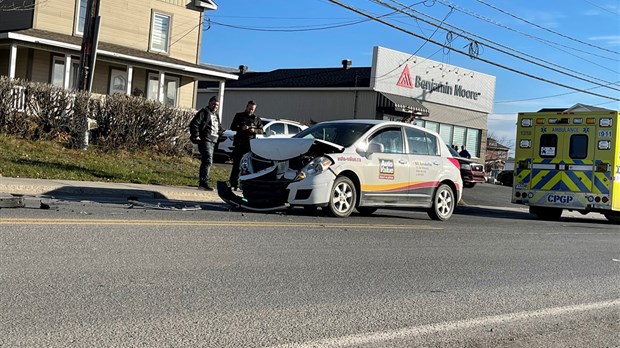 Une voiture emboutit le derrière d'une autre à Rivière-du-Loup