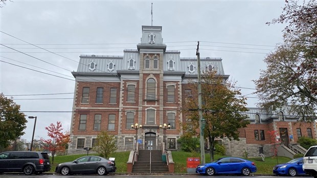 Vol qualifié à Rivière-du-Loup : un des accusés libéré en attendant l’appel de sa sentence