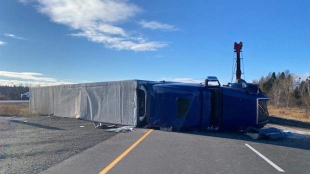Un poids lourd se renverse sur l'autoroute 20 à Saint-André-de-Kamouraska