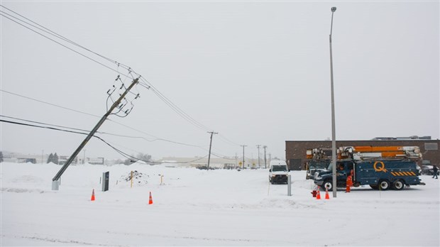 Un poteau électrique dans une position précaire à Rivière-du-Loup