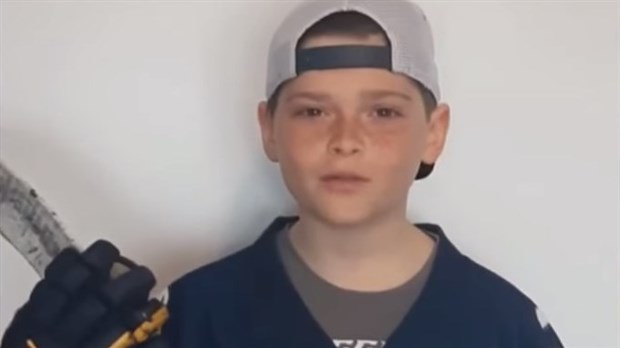 De jeunes hockeyeurs font une passe sur la palette au premier ministre