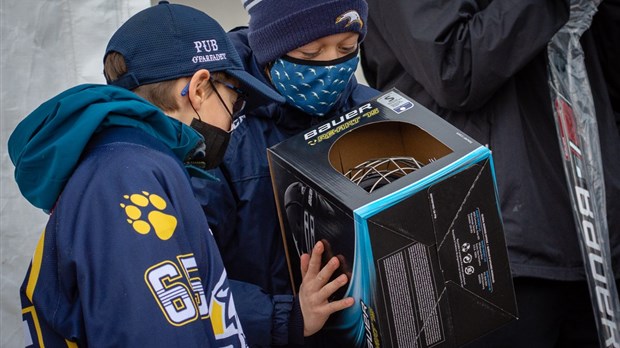 25 équipements de hockey complets pour les jeunes de la région 